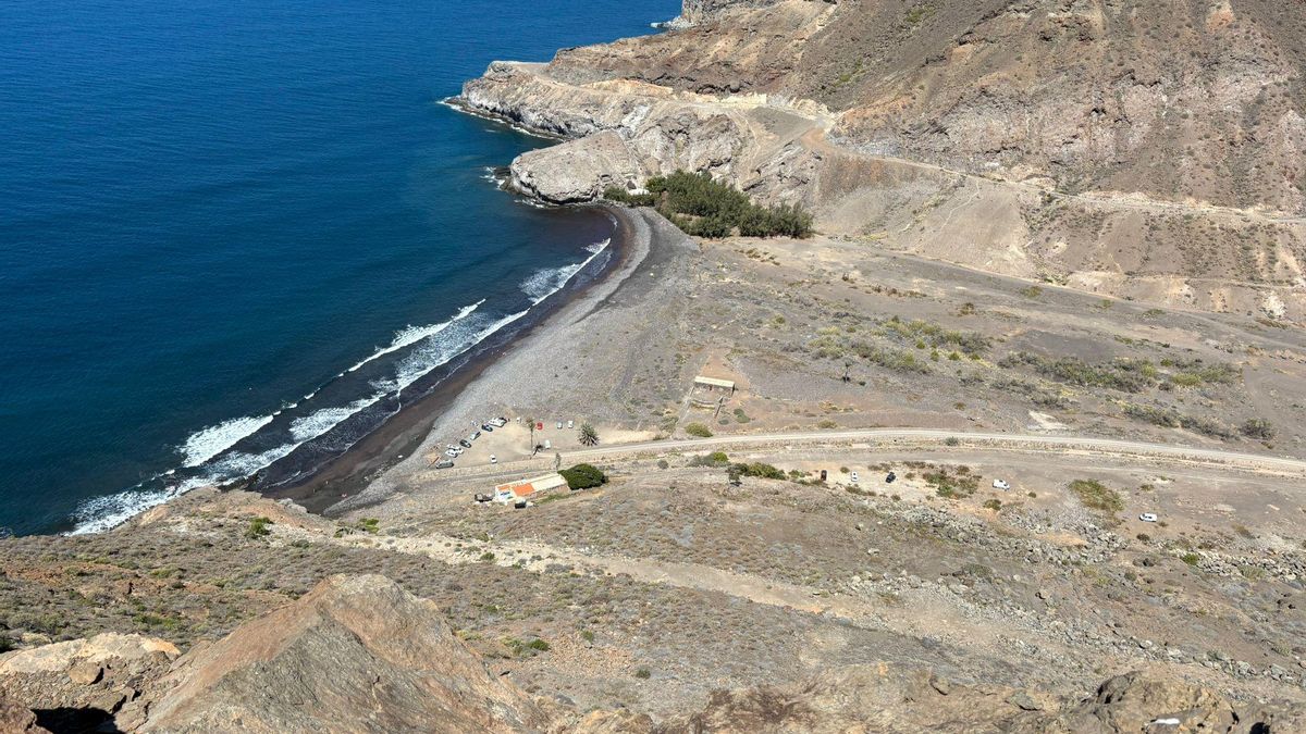 Denunciados ante la Fiscalía y Costas los movimientos de tierra en la playa y el barranco de Veneguera