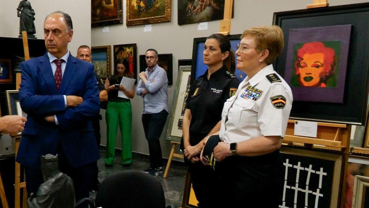 El conseller de Emergencias e Interior, Juan Carlos Valderrama, junto a una agente y la jefa de la Unidad Adscrita, Marisol Conde (primera por la derecha).