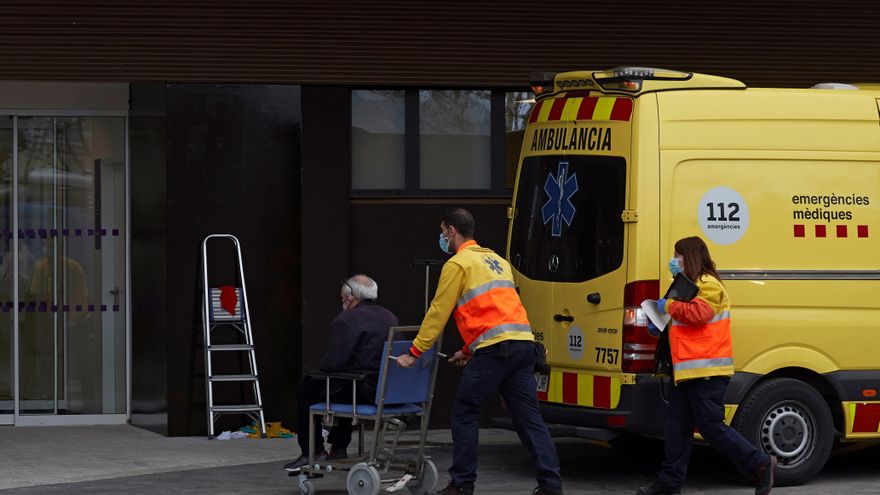 Cataluña supera los 3.000 hospitalizados, con el 65 % de UCI ocupadas por covid