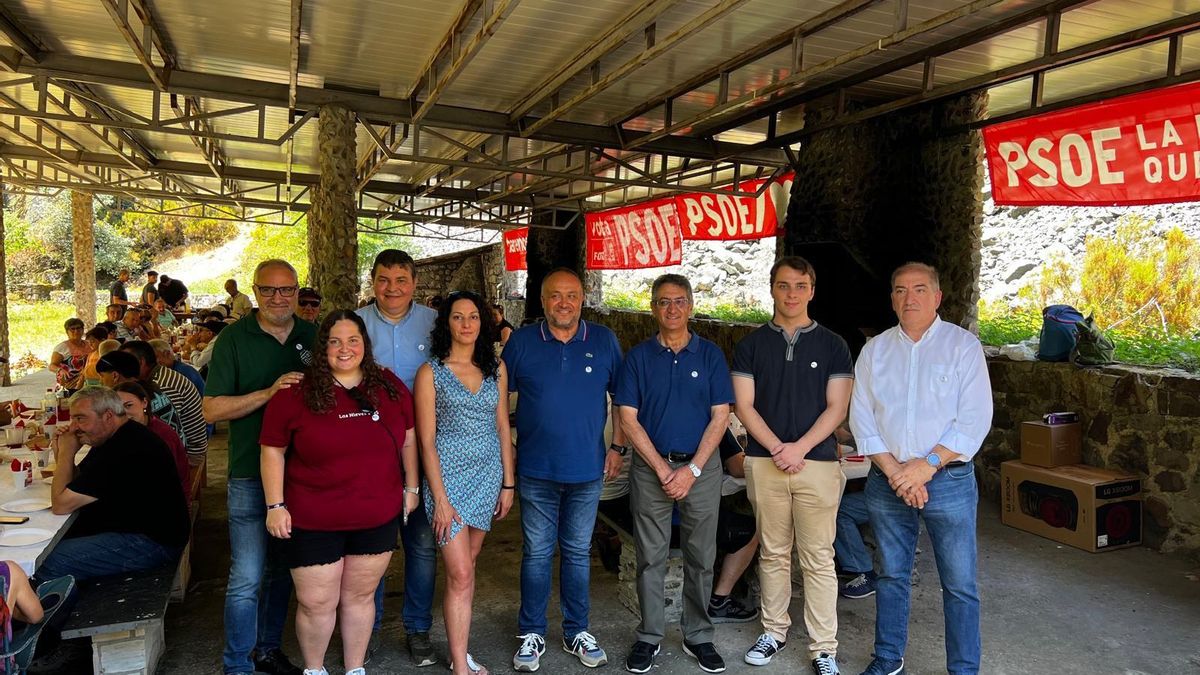 Sábado Rojo en Páramo del Sil con Gerardo Álvarez Courel y otros cargos socialistas.