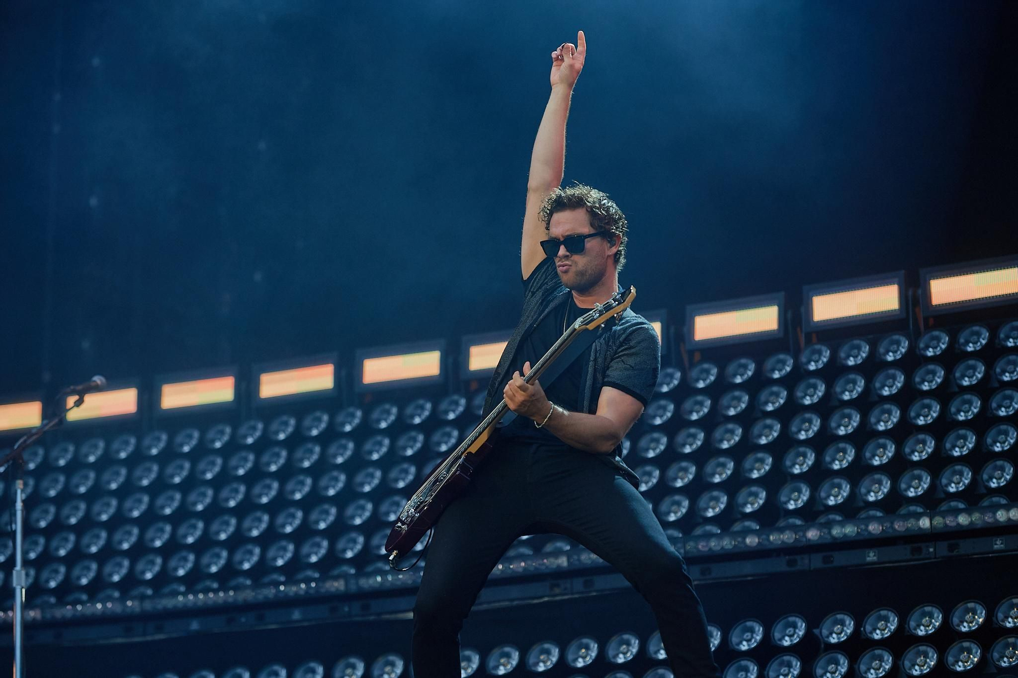 Una ligera lluvia se dejó notar durante la actuación de Royal Blood.