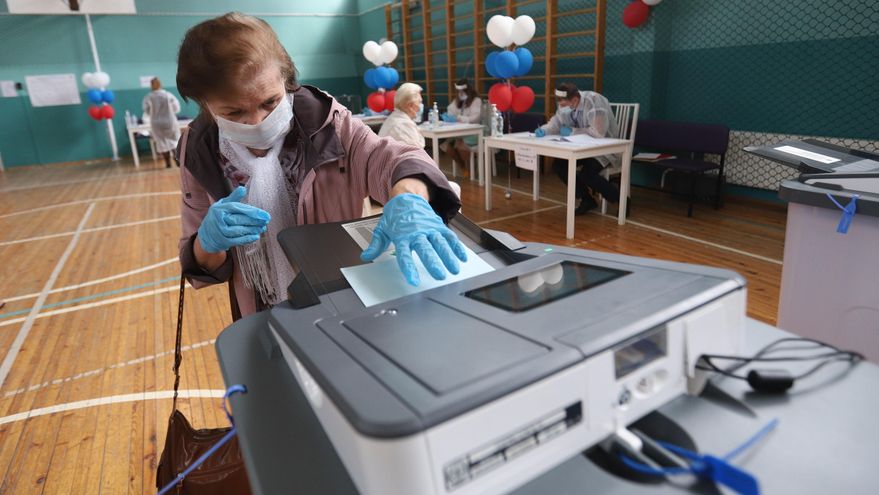 Una mujer vota en un colegio electoral durante la votación nacional sobre las enmiendas a la Constitución Rusa. El referéndum busca cambios en la constitución que podrían permitir a Putin presentarse a la reelección dos veces más y potencialmente permanecer en el poder hasta que tenga 83 años.
