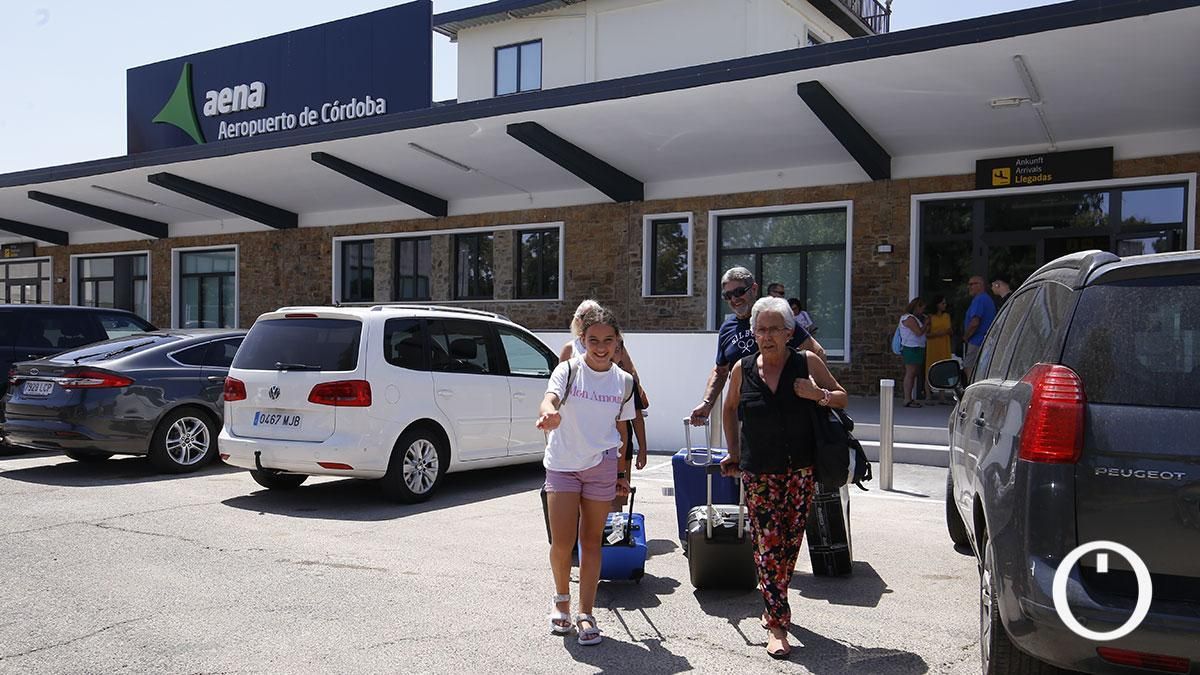 Imágenes de viajeros en el aeropuerto de Córdoba