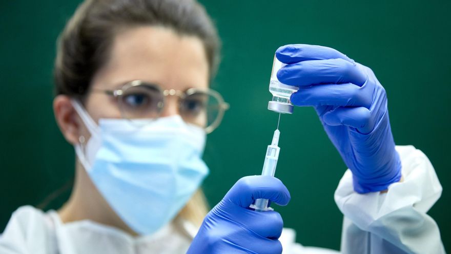 Personal sanitario realiza las primeras vacunaciones de la vacuna AstraZeneca a farmaceuticos y fisioterapeutas en Girona, el pasado 10 de febrero. EFE/David Borrat.