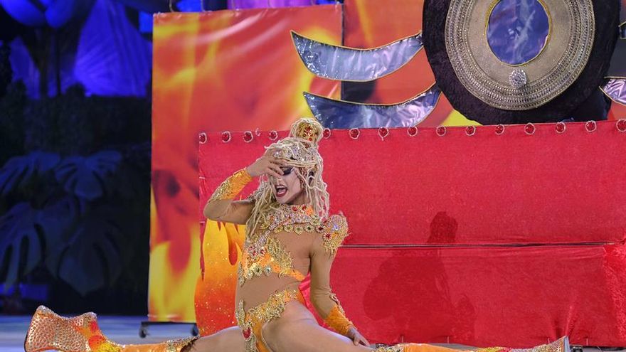 Drag Orion (Sebastián Betancor Rodríguez) durante su espectáculo “Siempre seré la mala si eres tú quien cuenta la historia”. EFE/ Angel Medina G.