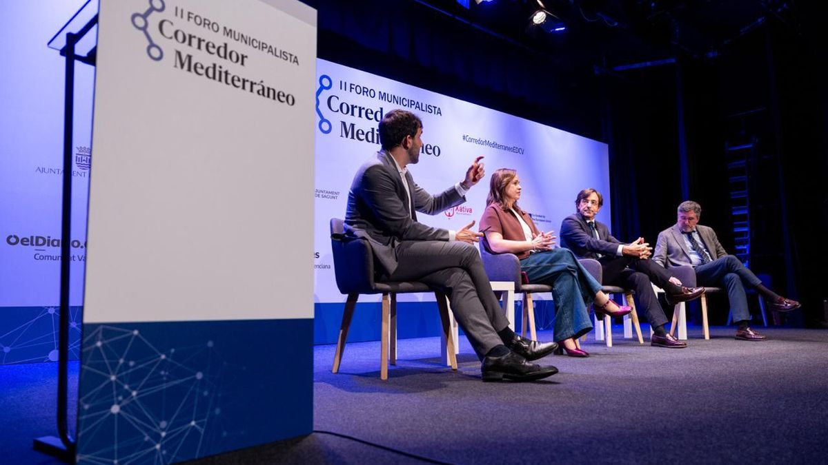 Mesa de los representantes de las instituciones alicantinas.