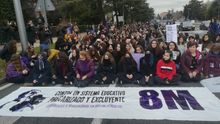 Manifestación de estudiantes mujeres en la Universidad Complutense de Madrid con motivo de la huelga feminista del 8-M de 2018.