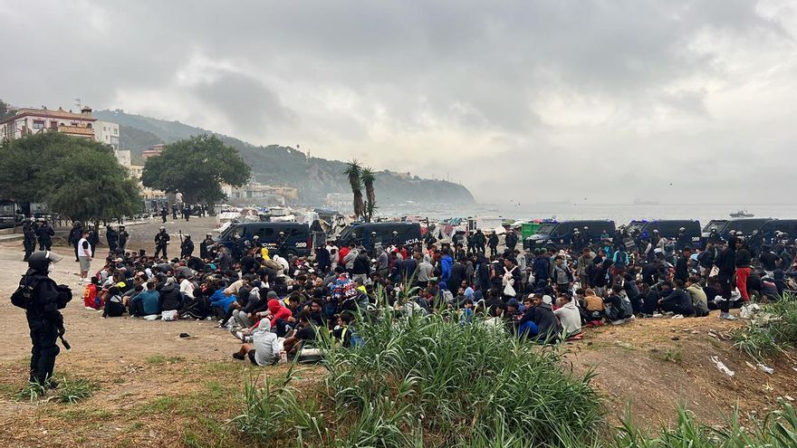 “¿Nos van a devolver?”: el desalojo de parte del último asentamiento de migrantes de la playa del Trampolín en Ceuta
