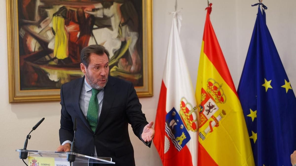 El ministro Puente se compromete a hacer "todo lo necesario" para que las obras del tercer carril de la A-67 "no paren"