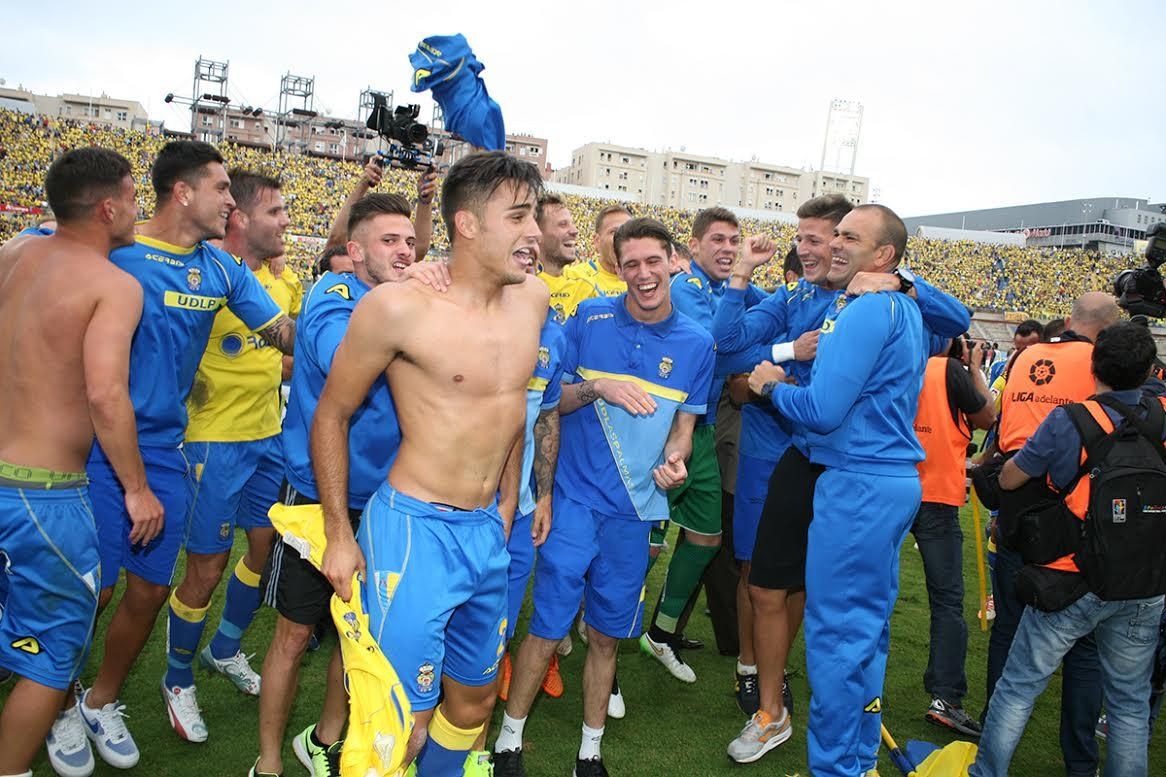 Los jugadores de la UD Las Palmas celebran el ascenso. (ALEJANDRO RAMOS)