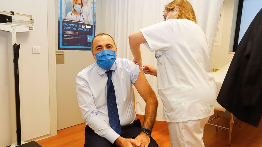 El conselleiro de Sanidade, Julio García Comesaña, haciéndose la tradicional foto que da inicio a la campaña de vacunación