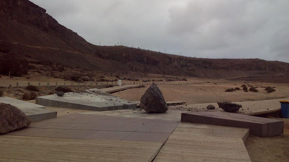 Derrumbe de piedras en la zona del conjunto arqueológico de la Cueva de Los Canarios, por la Playa de El Confital.