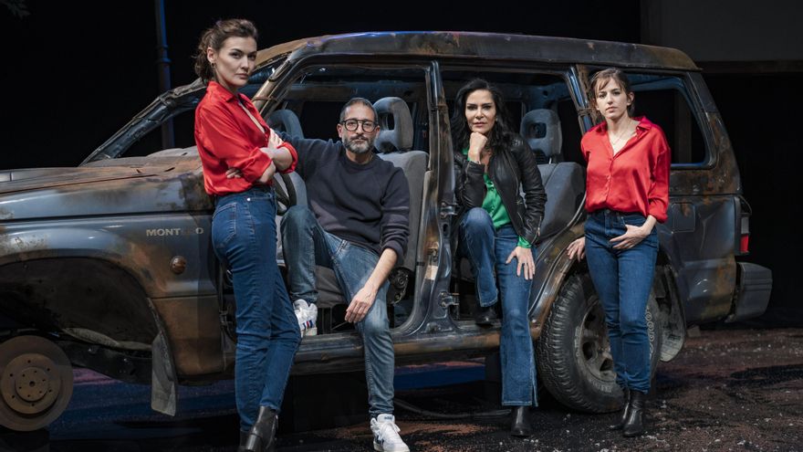 Las actrices que interpretan 'La infamia' (en los extremos) junto al director José Martret y la autora, Lydia Cacho