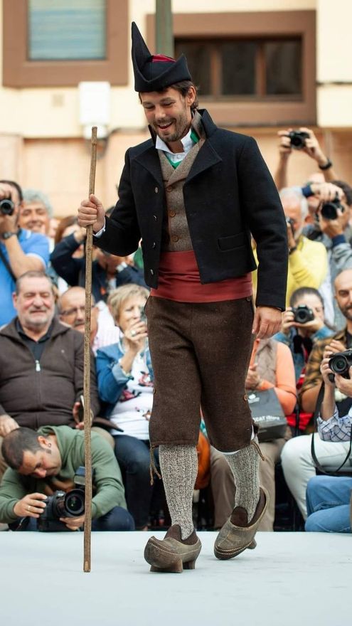 Nel Villanueva vestido con el traxe tradicional asturiano.