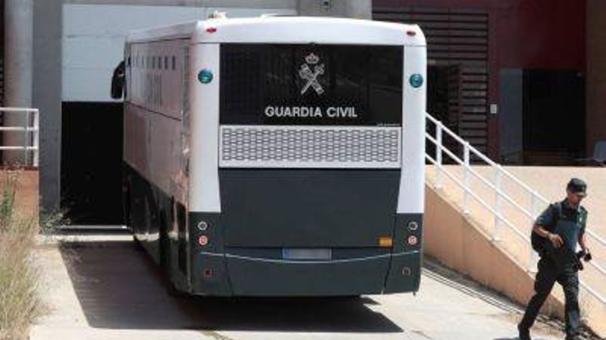 Furgón de la Guardia Civil en una prisión.