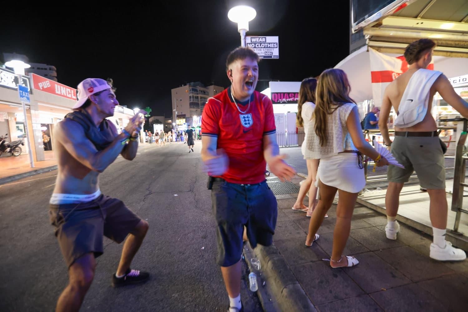 Tras el pitido final, la celebración en las calles del bastión británico de Mallorca