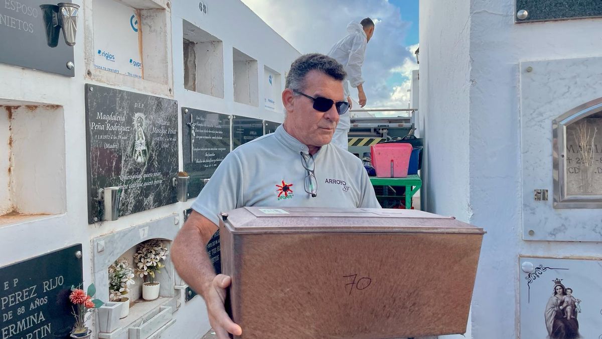 Un trabajador porta los restos de Antonio Rodríguez, el hermano de Ana.