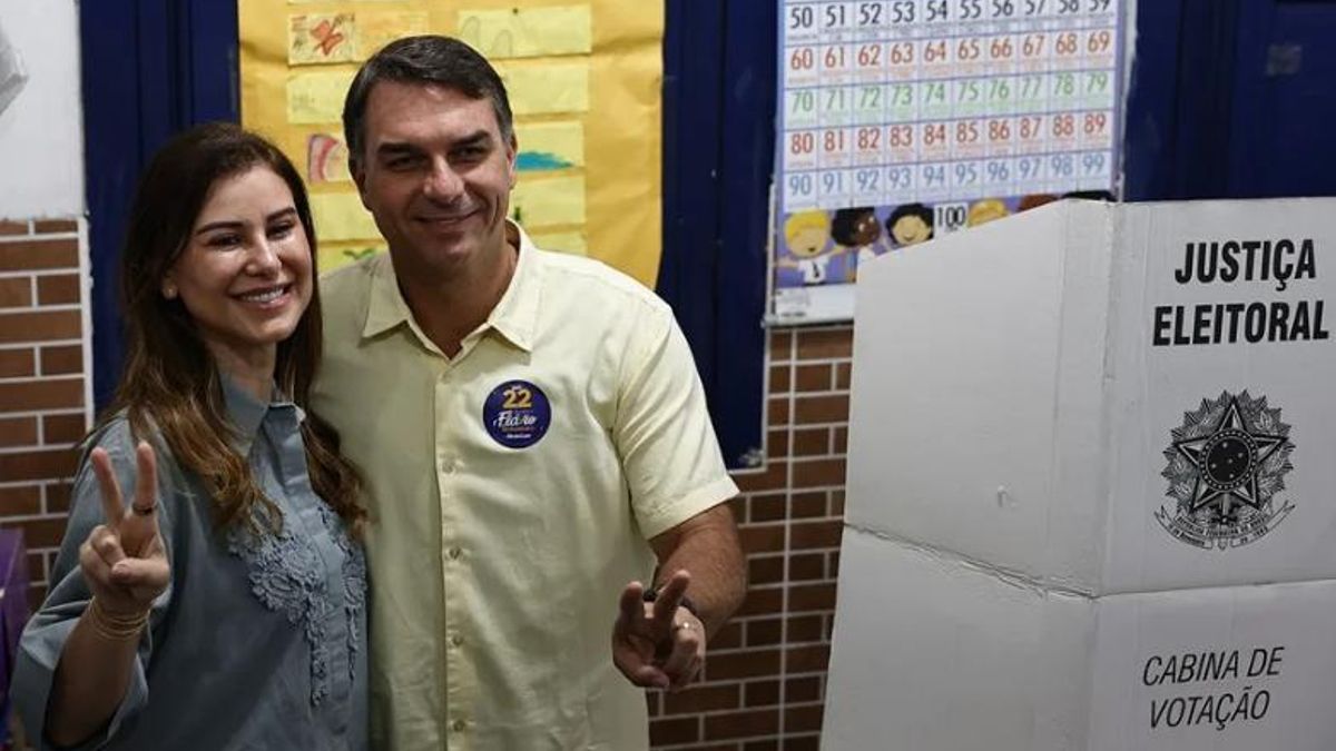 El candidato opositor en las elecciones de Brasil, Flávio Bolsonaro y su mujer Fernanda tras votar en una escuela de Río de Janeiro, durante en la segunda vuelta de las elecciones presidenciales de Brasil