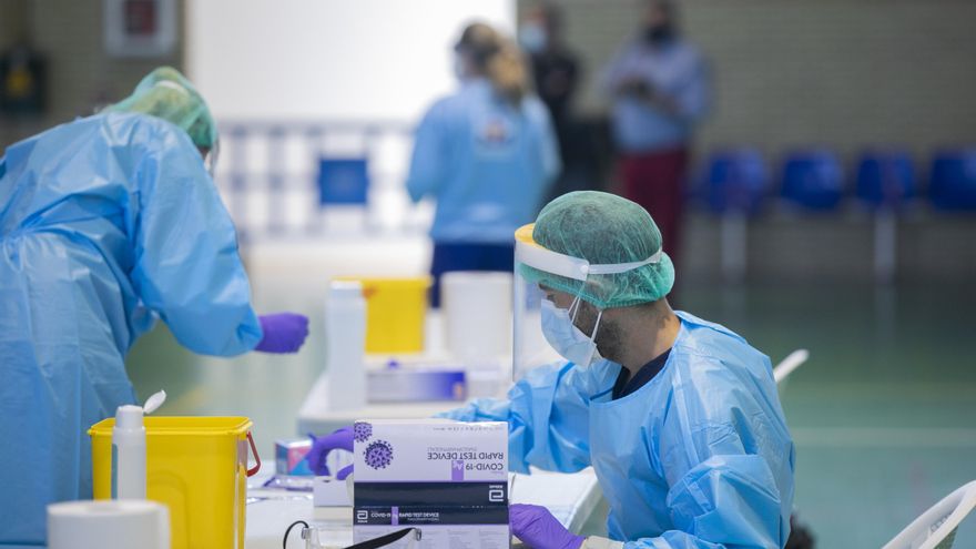 Sanitarios en un el cribado masivo de la detección del covid 19