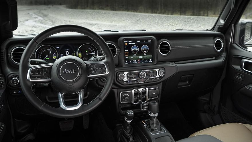 Interior del Jeep Wrangler 4xe.