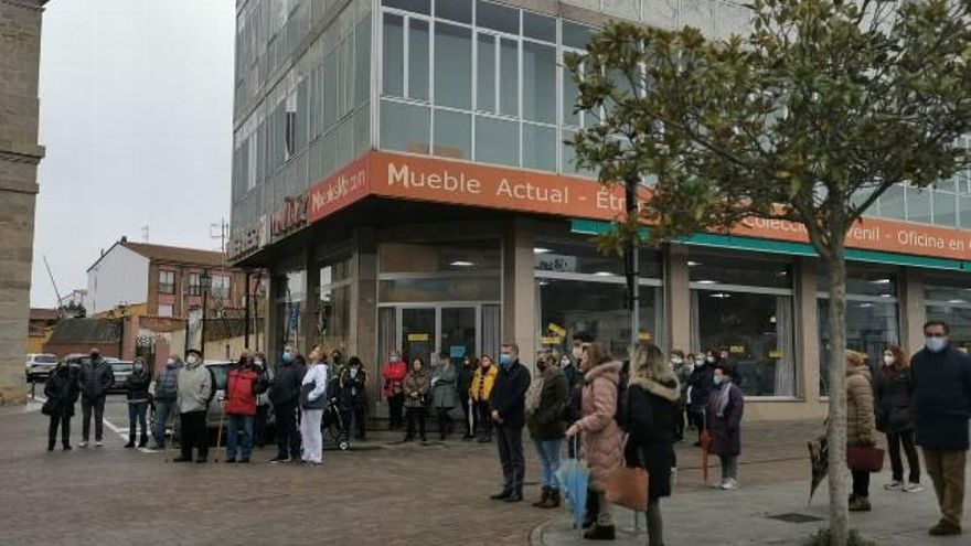 Valencia de Don Juan realiza una concentración silenciosa a favor de Ucrania.