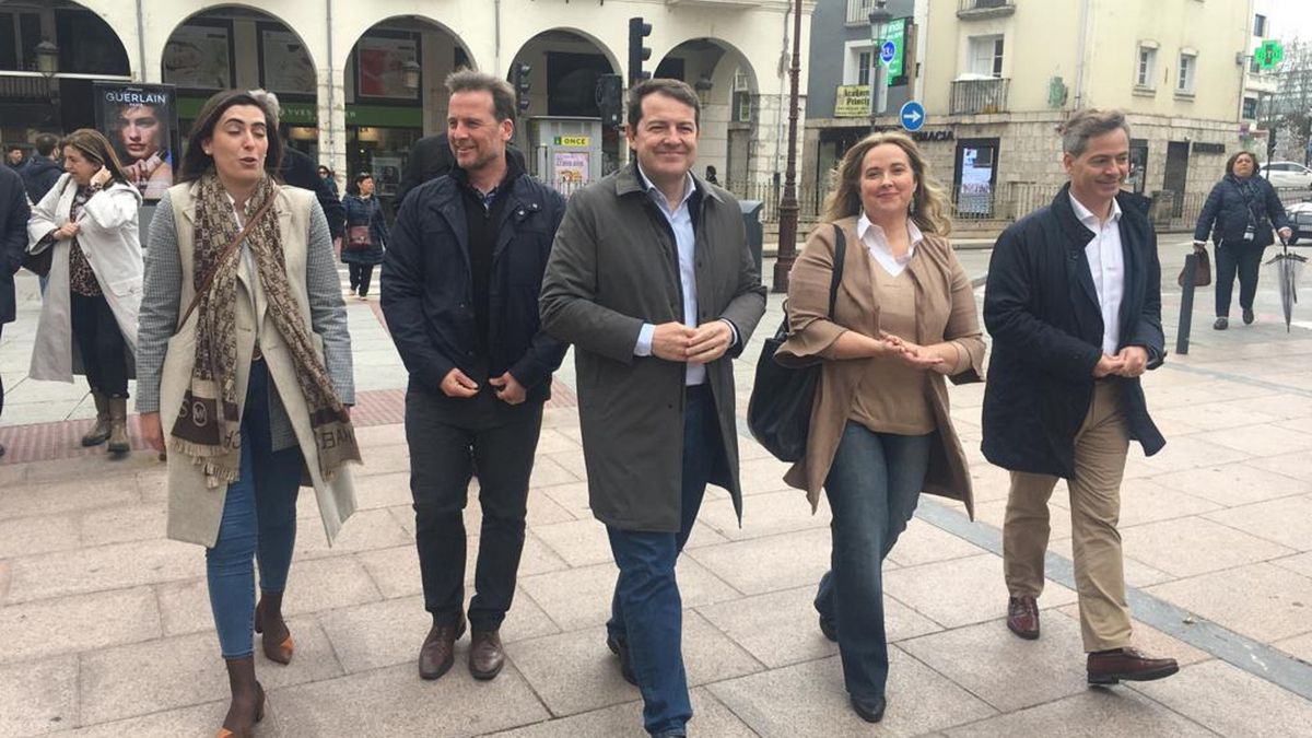 Alfonso Fernández Mañueco durante un paseo esta mañana en Burgos