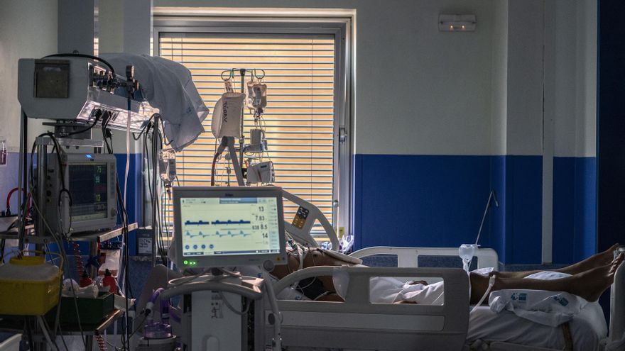 Un enfermo de coronavirus, en una de las camas de UCI del Hospital 12 de Octubre de Madrid.