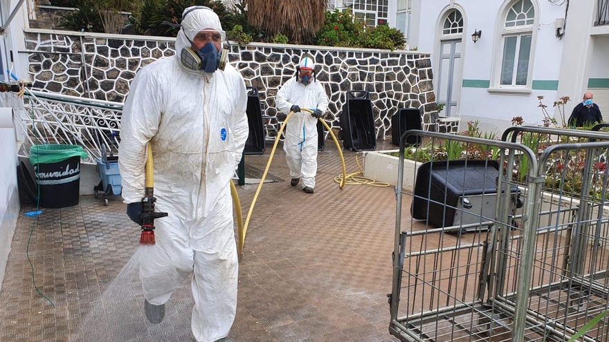 Labores de desinfección en el Hospital de Dolores.