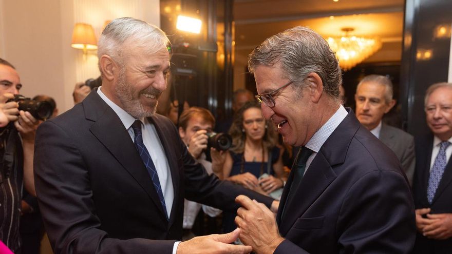 El presidente del Gobierno de Aragón, Jorge Azcón (i) y el presidente del PP, Alberto Núñez Feijóo (d), se saludan a su llegada a un Desayuno Informativo de Europa Press, en el Hotel Roosewood Villa Magna, a 3 de septiembre de 2024, en Madrid (España).