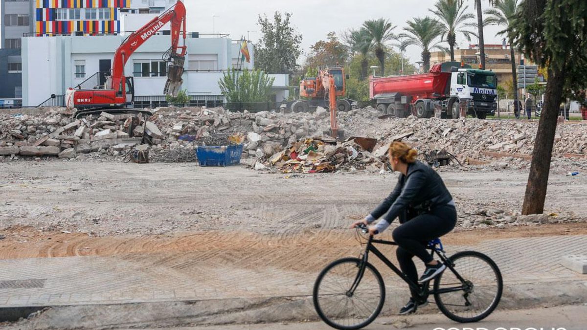 Imagen del derribo del Polideportivo de la Juventud