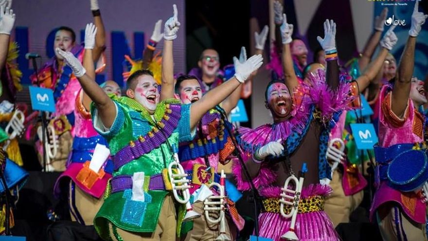 Actuación de la murga tinerfeña Mamelucos 