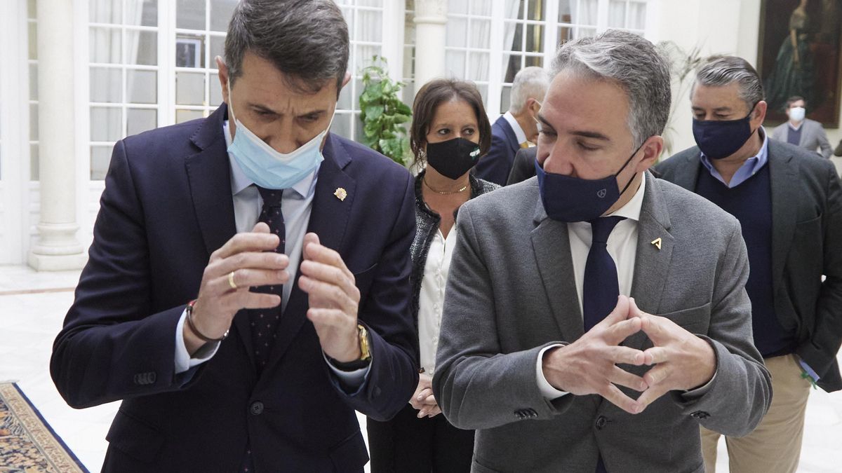 El delegado del Gobierno en Andalucía, Pedro Fernández, (i) recibe a el consejero de Presidencia, Elías Bendodo, (d) durante la constitución de la comisión de coordinación para la recepción de refugiados de Ucrania en la Delegación del Gobierno.
