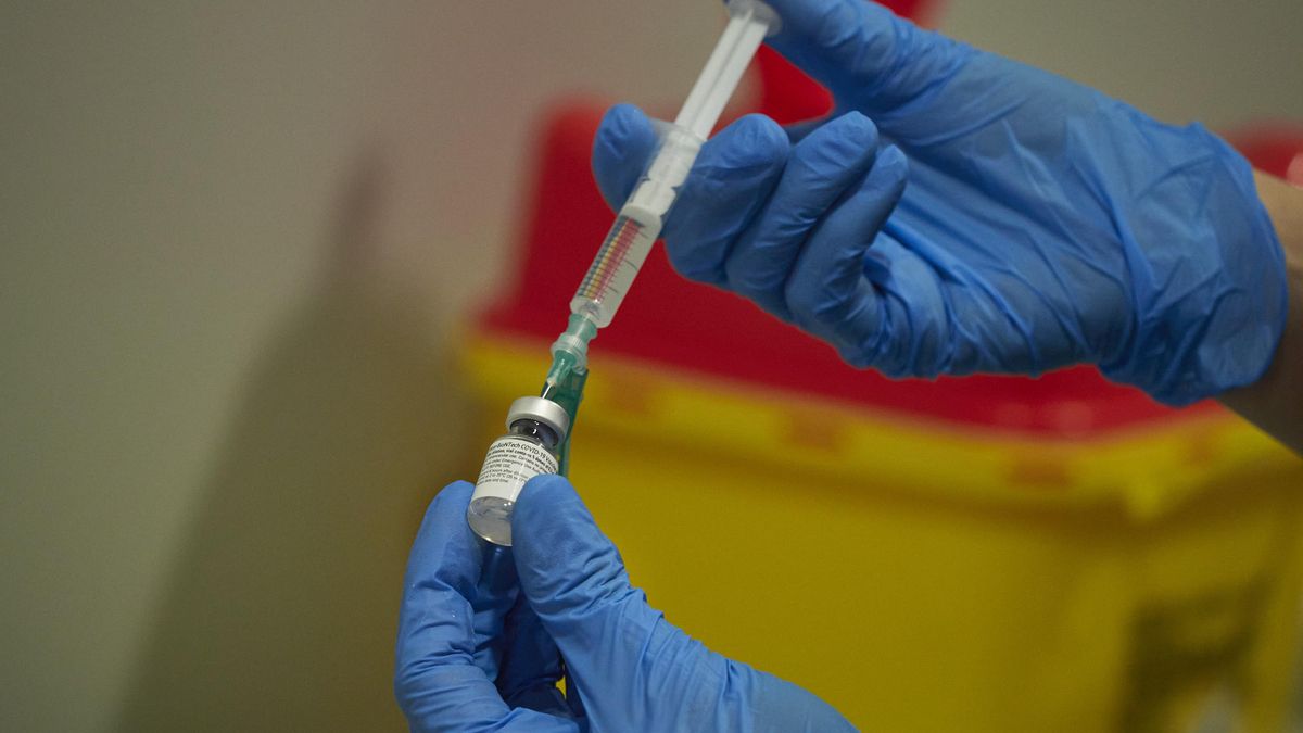Archivo - Una trabajadora sanitaria manipula el material necesario para administrar la vacuna contra la COVID-19