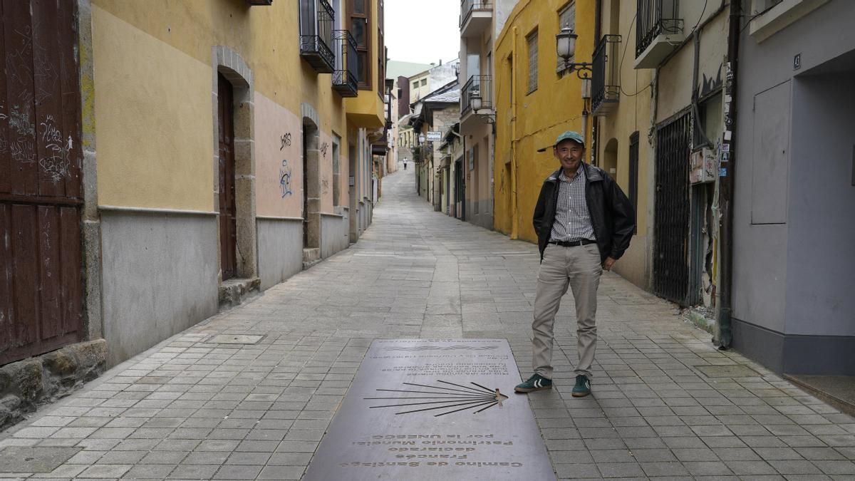 El escritor y gestor cultural José Tono Martínez, Premio Internacional Aymeric Picaud de Divulgación del Camino de Santiago, en una imagen en Ponferrada. 