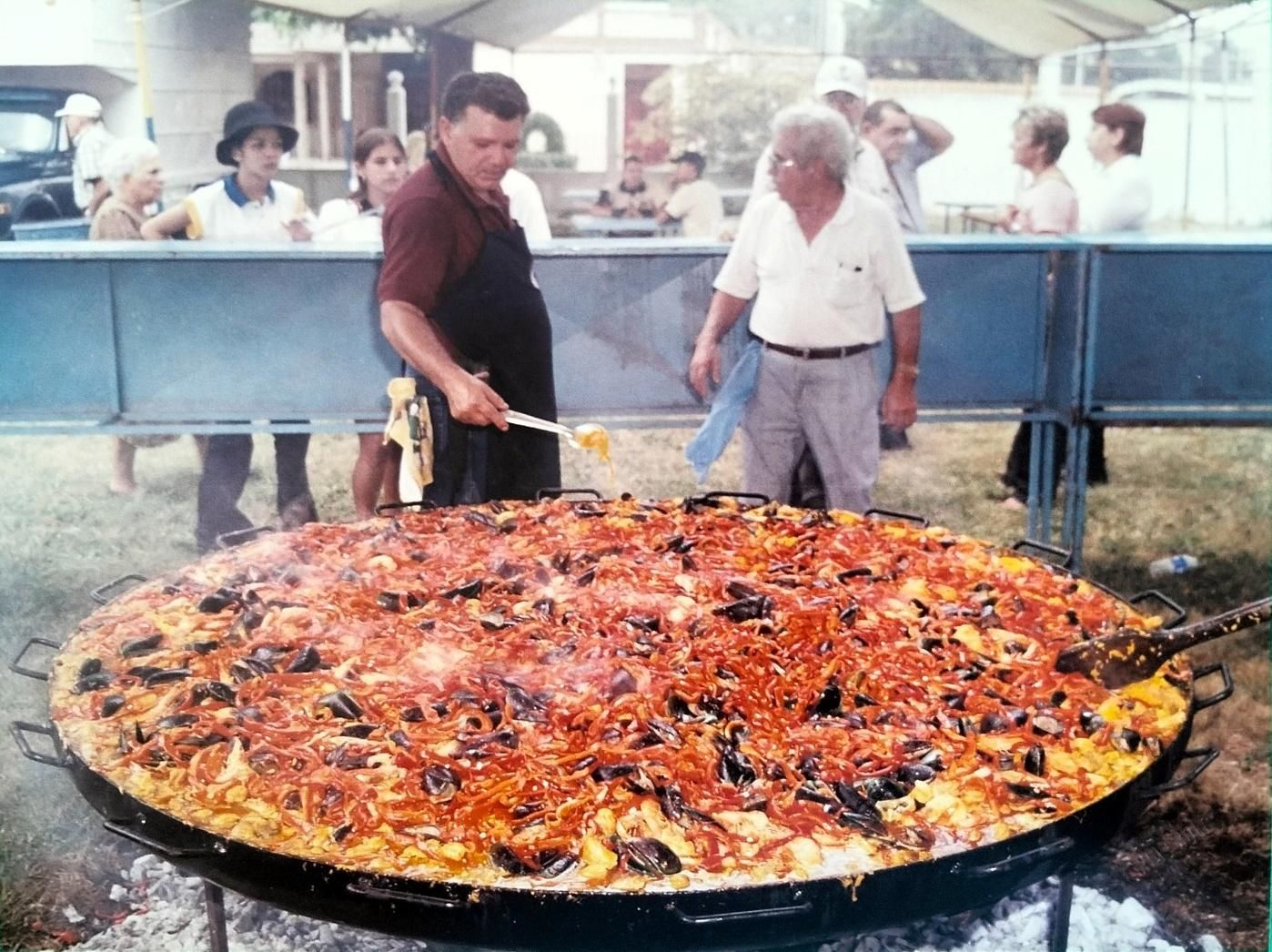 Preparación de una paella colectiva durante una de las celebraciones de la Hermandad de Nuestra Señora de las Nieves de Cagua, c. 1993. Archivo de la Hermandad de Nuestra Señora de las Nieves de Cagua.