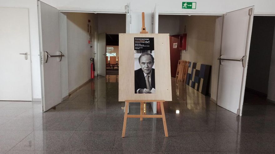 Cartel del acto situado en la entrada del salón del edificio Toletum