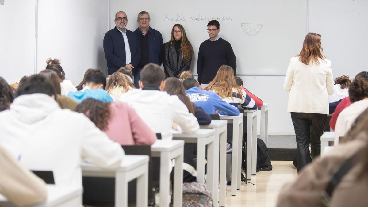 La prueba consiste en escribir una redacción inspirada en un tema sorpresa que ha sido desvelado justo al comienzo de la misma. En la imagen, alumnos comienzan el texto con la frase "sandías, sandías, sandías"
