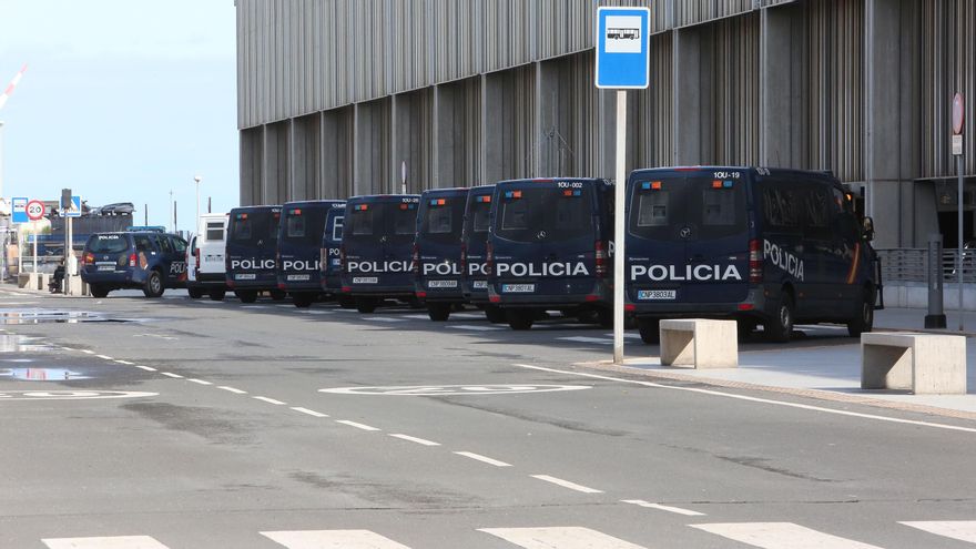 Despliegue policial en el aeropuerto de Gran Canaria el pasado miércoles.