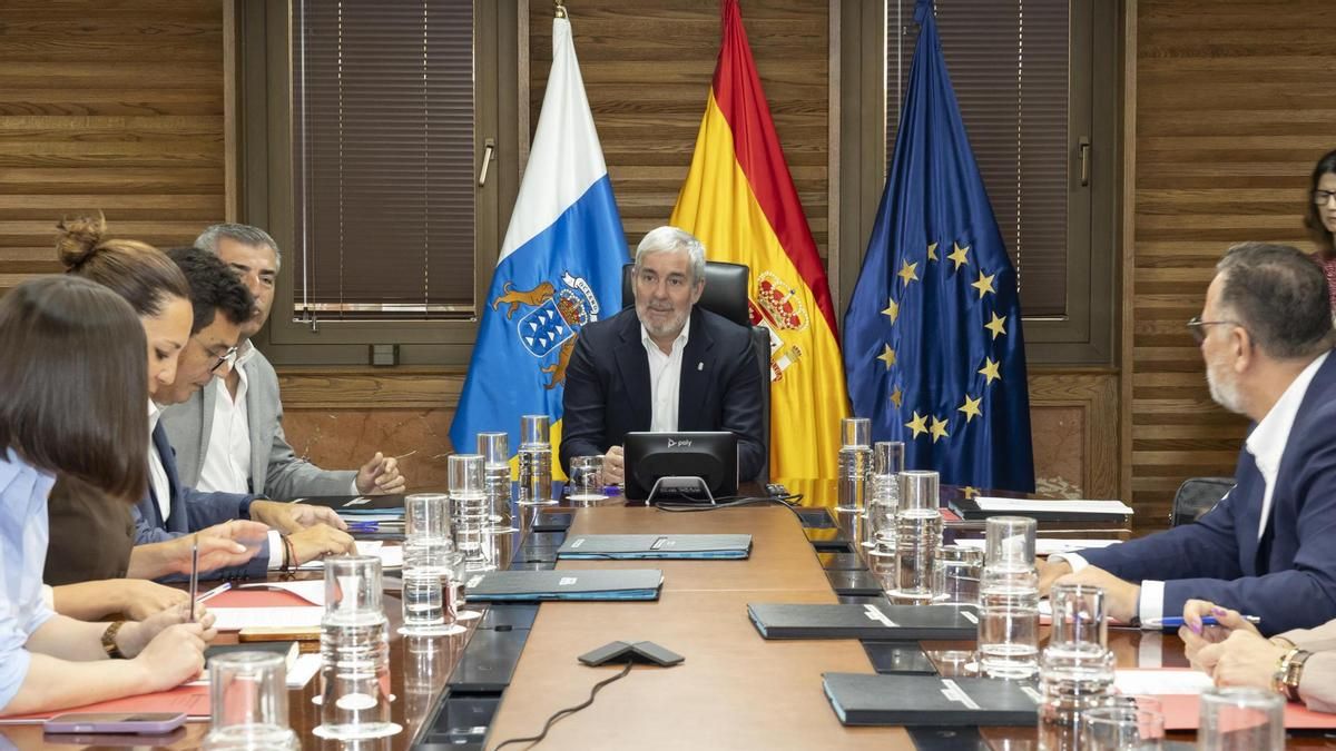El Gobierno canario convoca a los cabildos para orientar el FDCAN a vivienda y equipamiento social