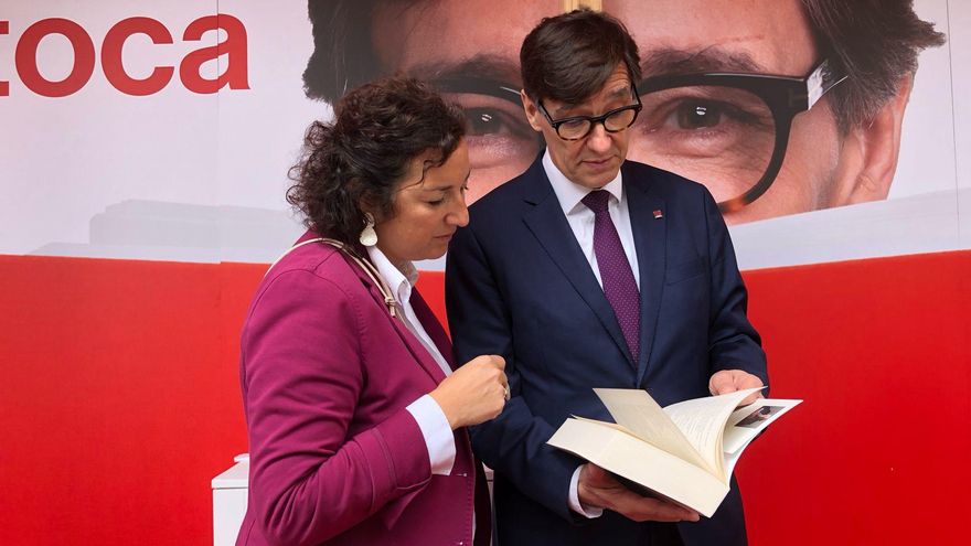 El candidato del PSC al 12M, Salvador Illa, y la número dos de la candidatura, Alícia Romero, en el estand del PSC por Sant Jordi en Barcelona
