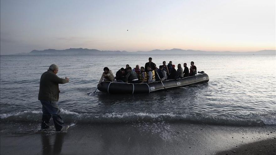 Guardacostas turcos retienen un barco con 174 refugiados sirios a bordo
