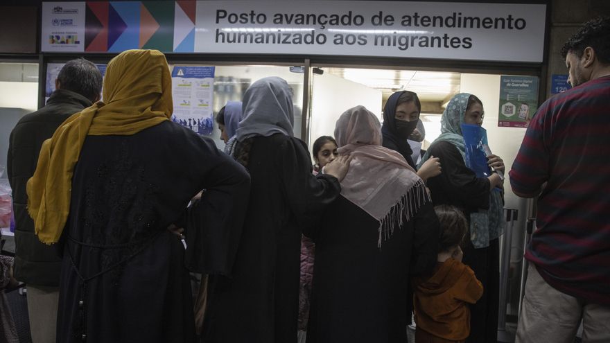 Decenas de migrantes afganos acampan en el aeropuerto de Sao Paulo entre casos de sarna