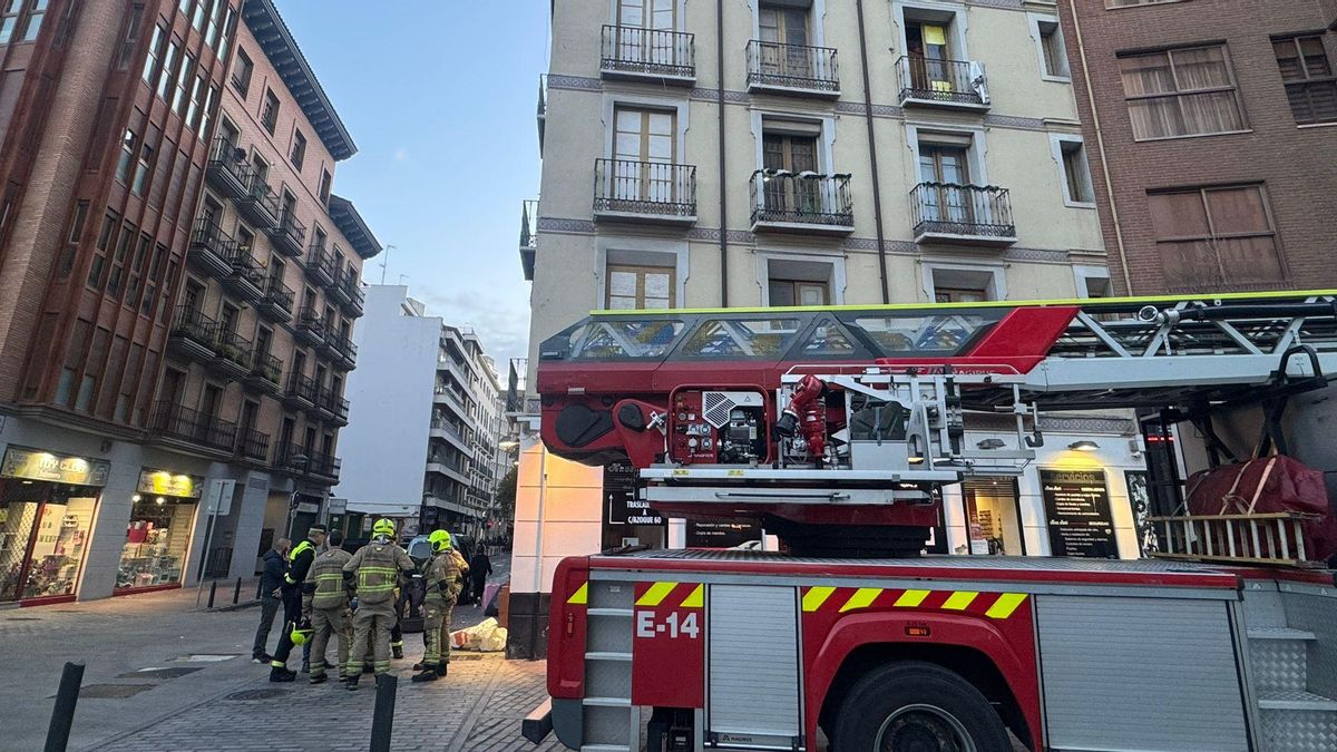 El Ayuntamiento de Zaragoza desaloja por riesgo "estructural" un edificio okupado en el centro en el que residían 10 menores