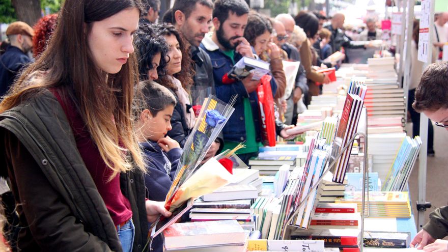 Libreros y floristas celebran que regrese "el Sant Jordi de las sonrisas"
