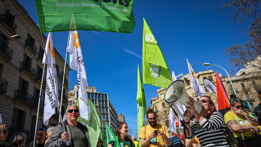 Miles de docentes se manifiestan en Barcelona en la primera de las cinco jornadas de huelga en Catalunya