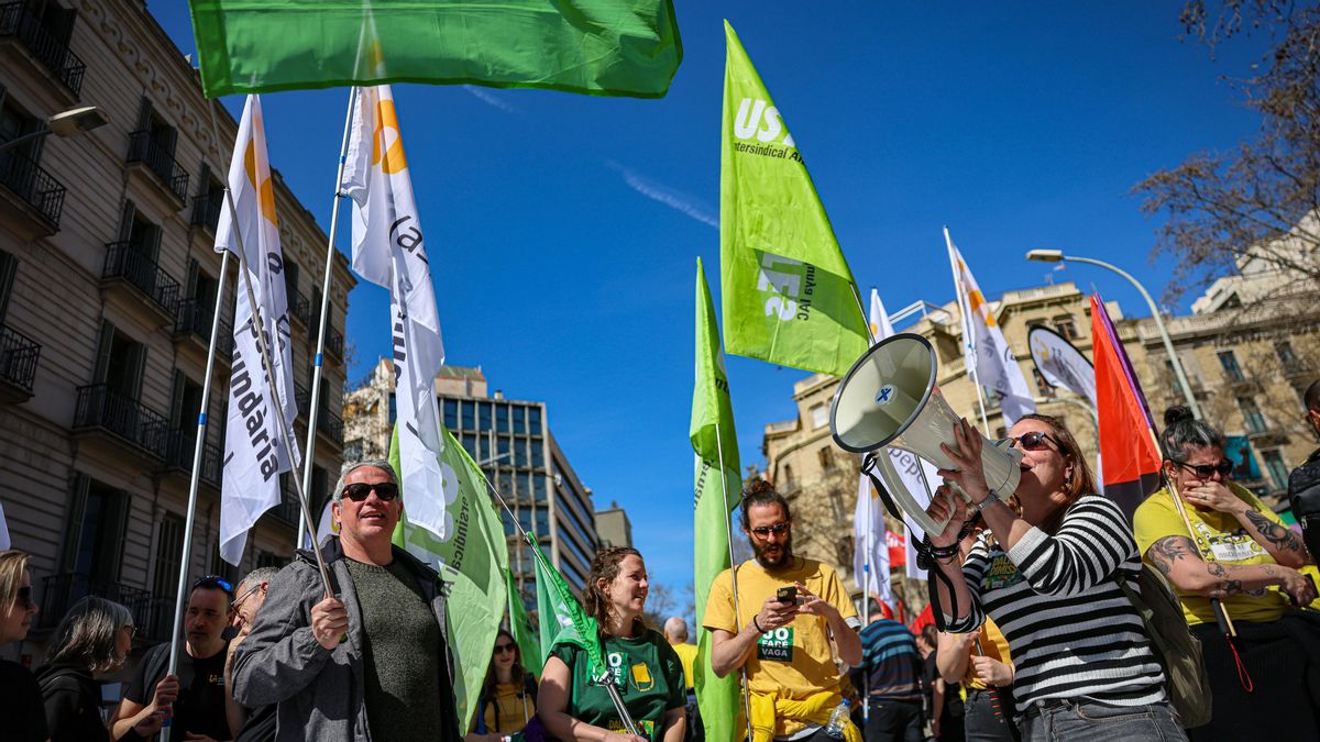 Miles de docentes se manifiestan en Barcelona en la primera de las cinco jornadas de huelga en Catalunya