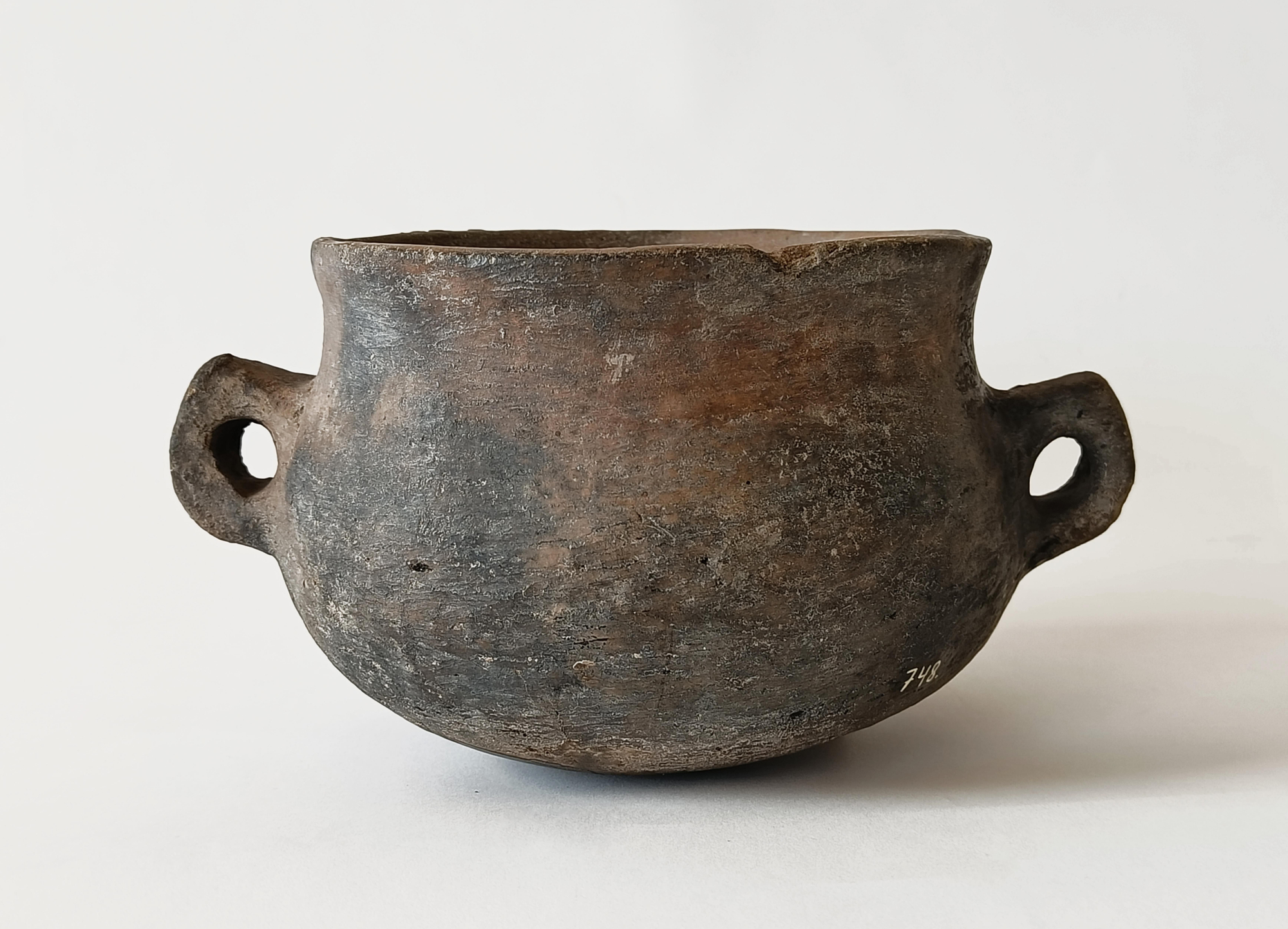 Esta cazuela o similar se usaba para realizar guisos y caldos y sancochar carne o vegetales. Esta olla se expone en El Museo Canario.