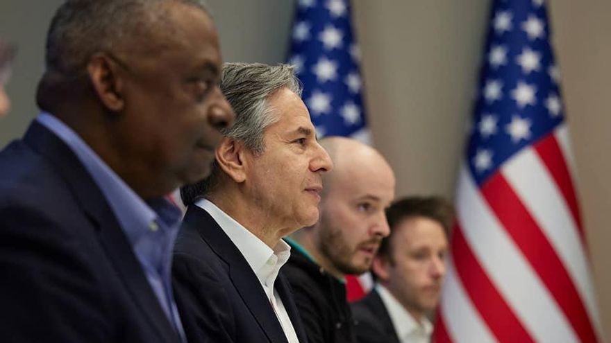 El secretario de Estado de EEUU, Antony Blinken, en el centro de la imagen, y a su derecha el titular de Defensa del país norteamericano, Lloyd Austin, durante la reunión en Kiev con el Gobierno ucraniano.