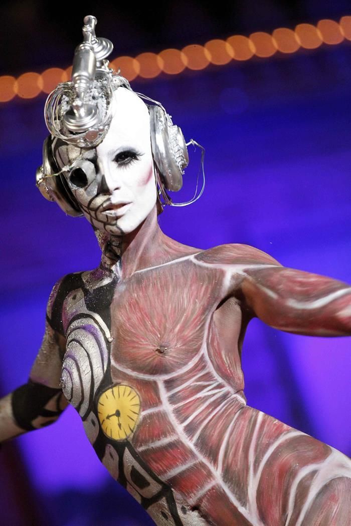 La modelo Nadine Ruegg, con la fantasía "Human Technology". EFE/Elvira Urquijo A