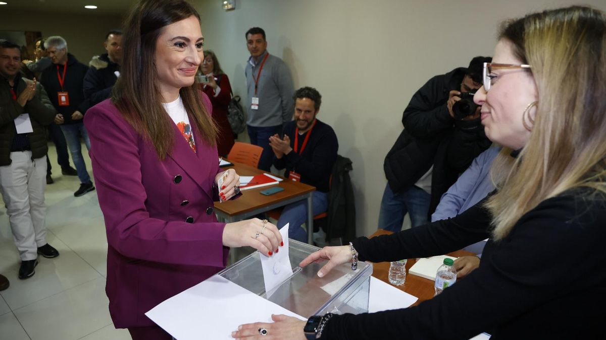 Lara Garlito votando esta mañana en Cáceres